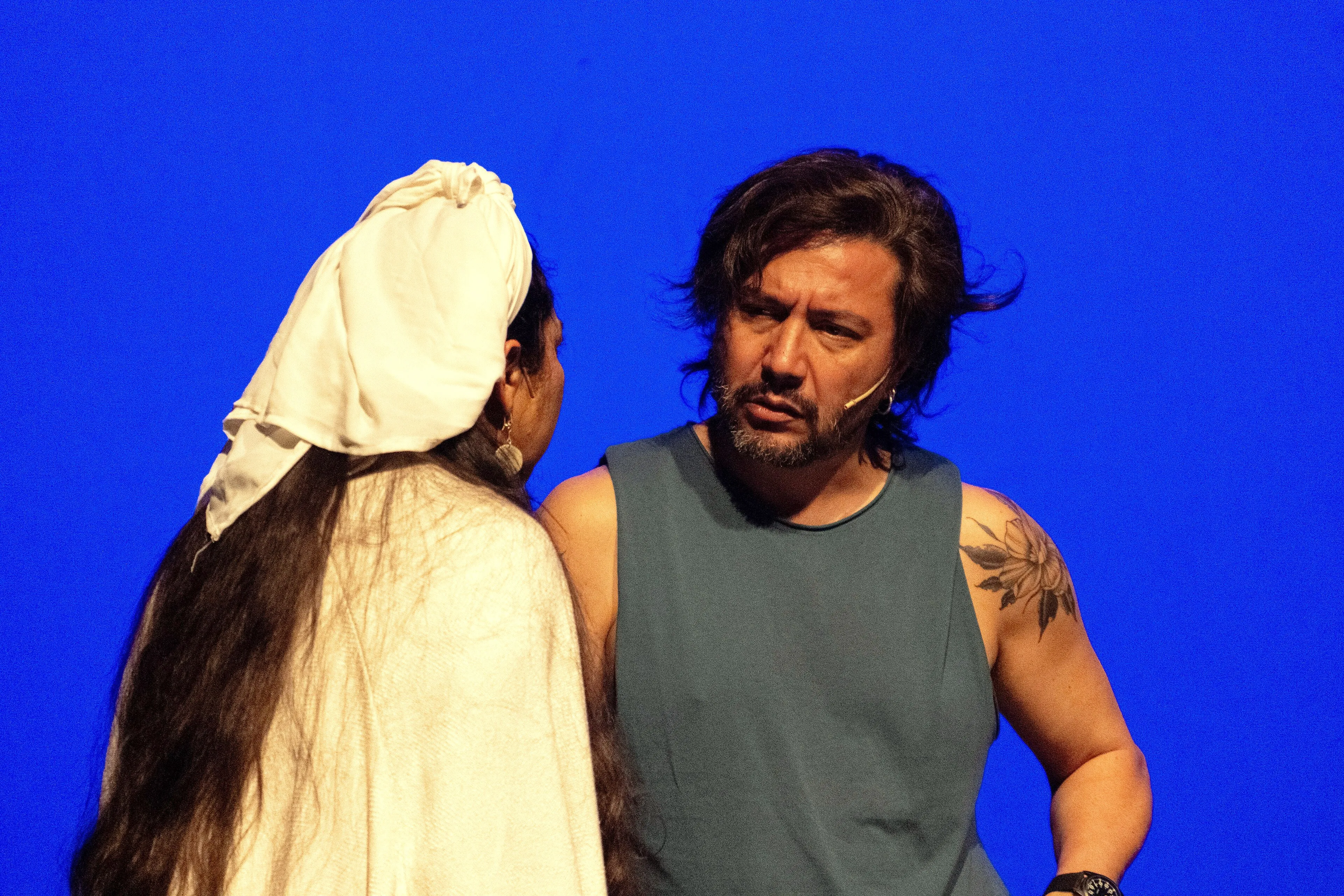 Dos intérpretes de la compañía en plena escena física (foto de muestra)