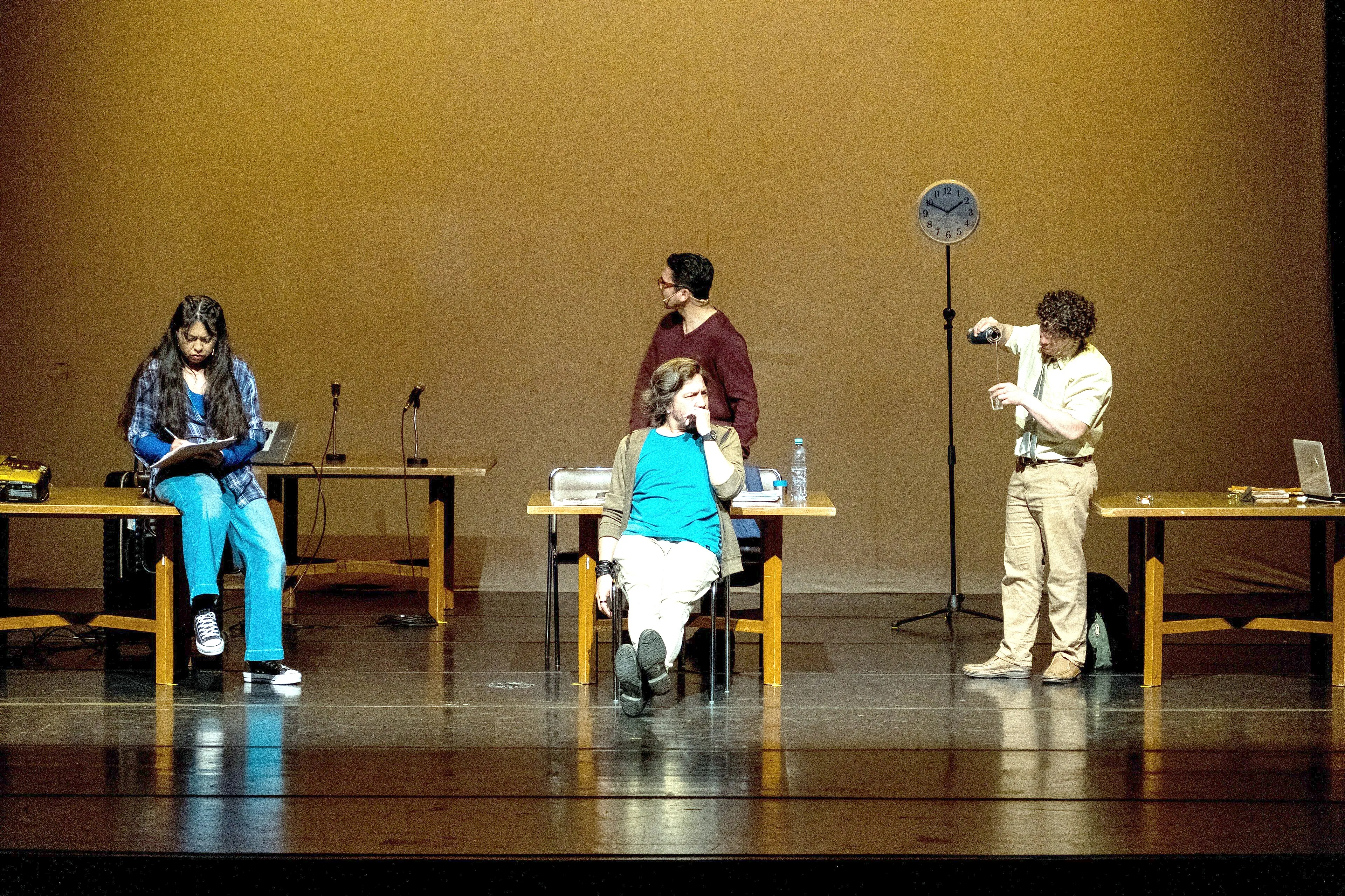 Escena de El pasto crece de noche: el elenco en plena creación (foto de muestra)